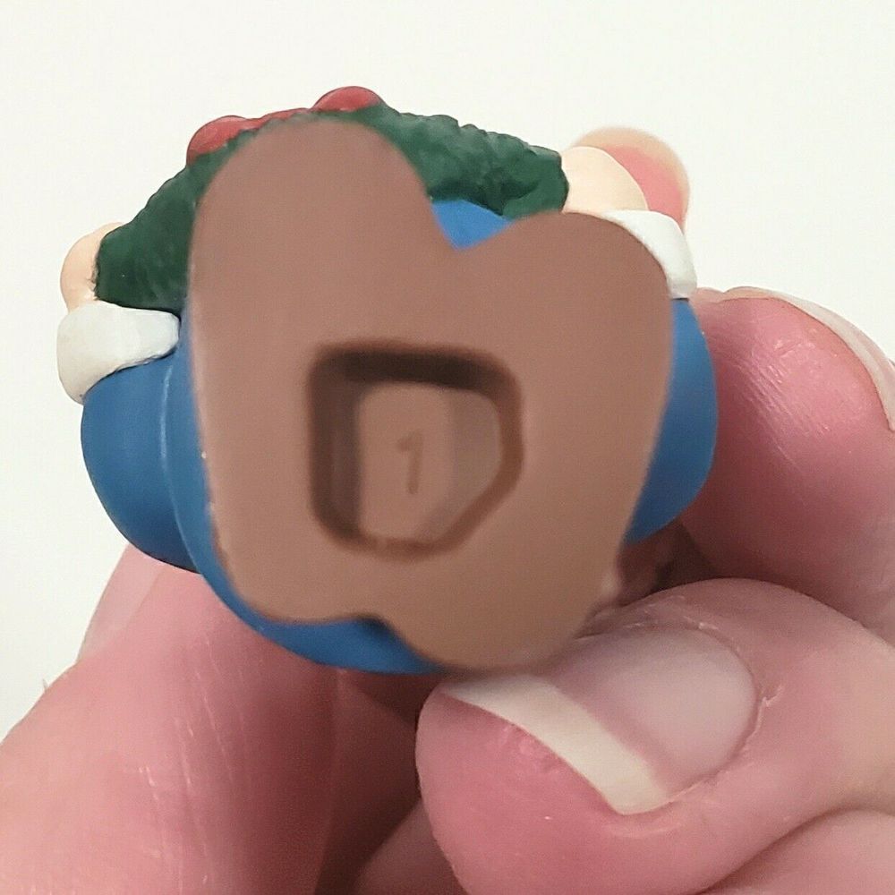 Hallmark Keepsake Charlie Brown Ornament Christmas Peanuts Snoopy 2000 - Picture 3 of 5